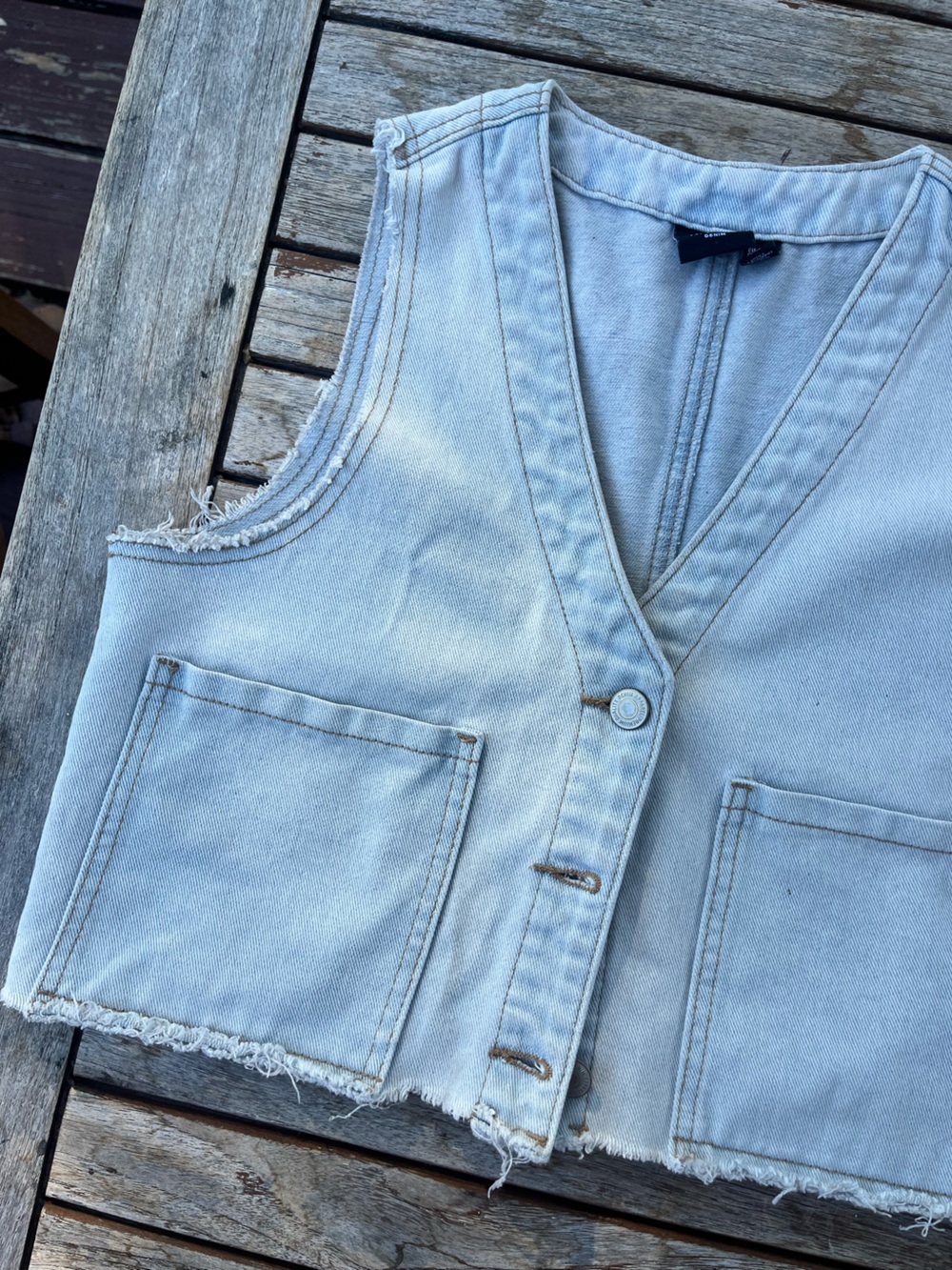 Denim crop vest with utility pockets - Picture 3 of 4
